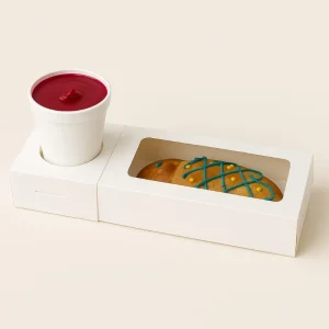 Postre con bebida y galleta decorada