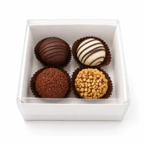 Caja cuadrada blanca con tapa transparente de acetato y cuatro chocolates artesanales decorados
